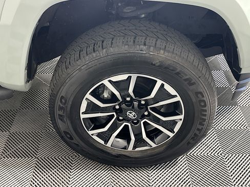 Used 2022 Toyota Tacoma TRD Sport w/ TRD Premium Sport Package AWD/4WD image 11