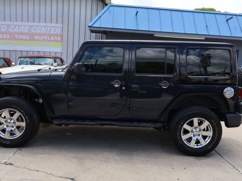 Used 2017 Jeep Wrangler Unlimited Sport w/ Connectivity Group AWD/4WD image 4