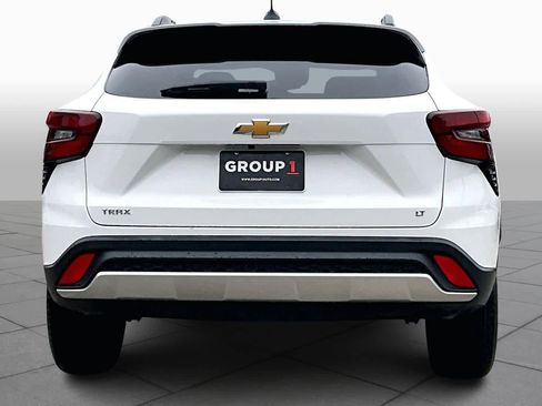 Used 2025 Chevrolet Trax LT w/ LT Convenience Package image 5