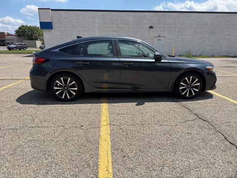 Used 2022 Honda Civic EX-L image 2