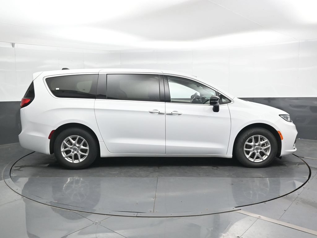 Used 2024 Chrysler Pacifica Touring-L FWD image 4