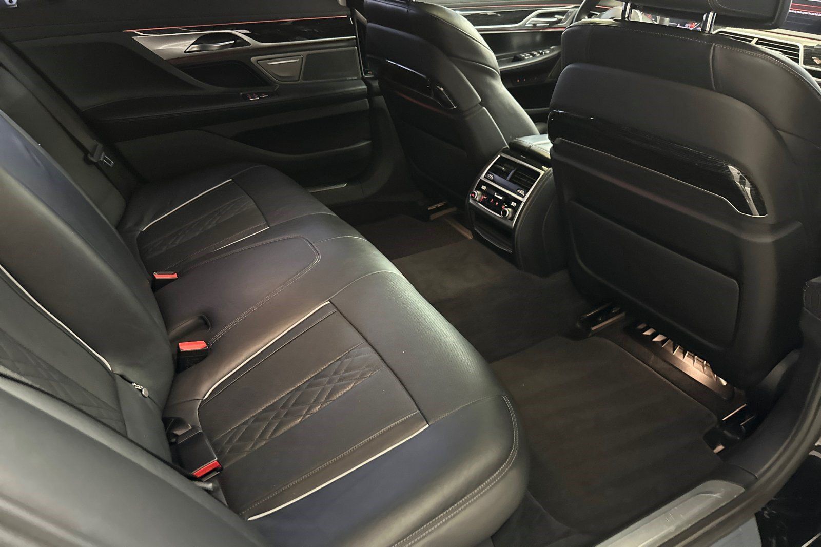Used 2022 BMW 740i w/ M Sport Package RWD image 33