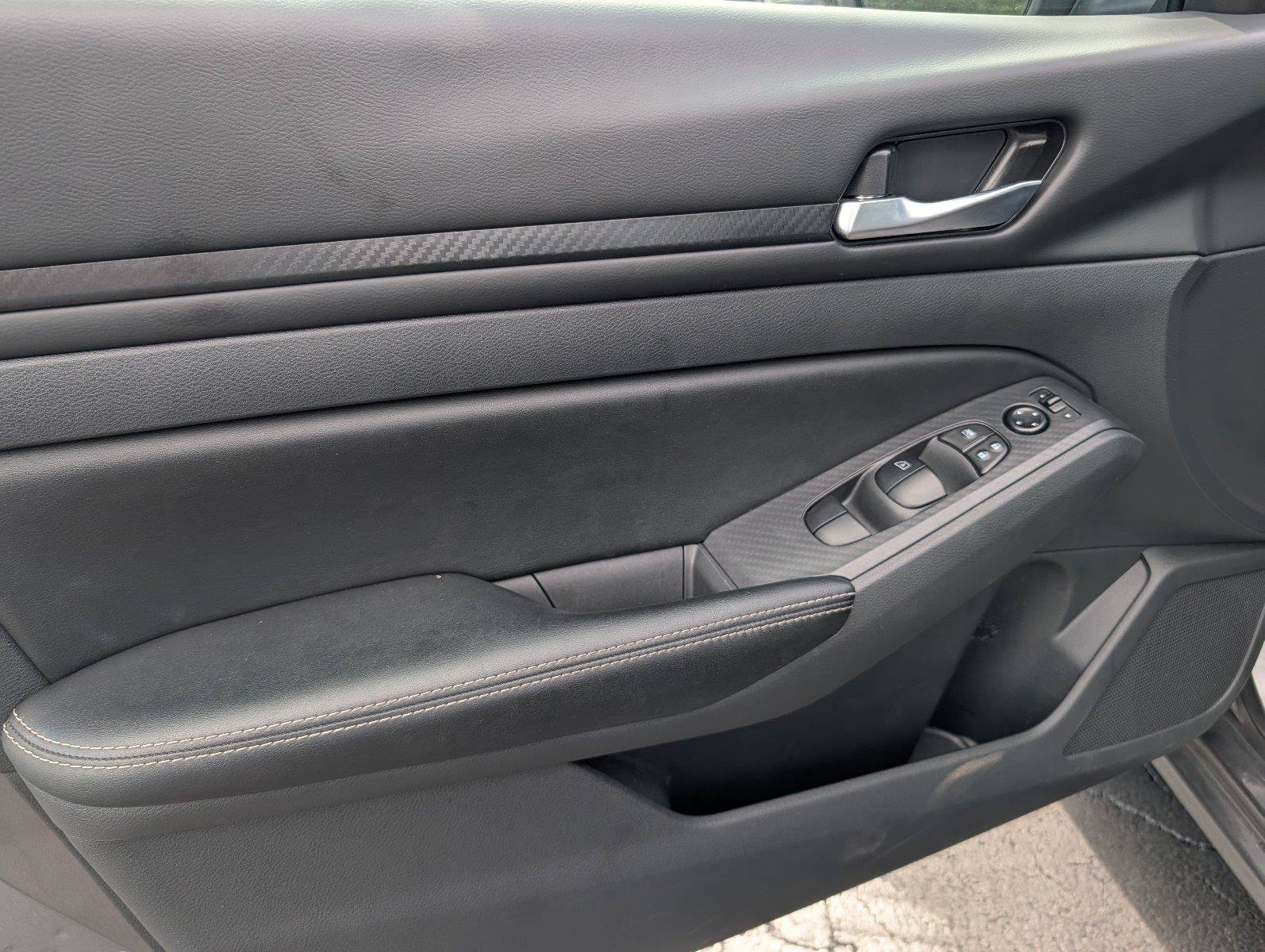 Used 2025 Nissan Altima 2.5 SV FWD image 14