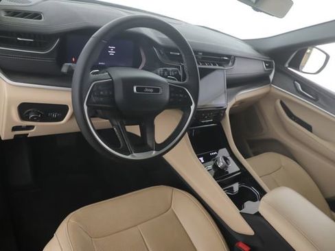 Used 2023 Jeep Grand Cherokee L Limited w/ Luxury Tech Group II image 17