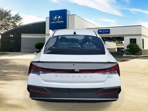 Used 2025 Hyundai Elantra Sport image 5