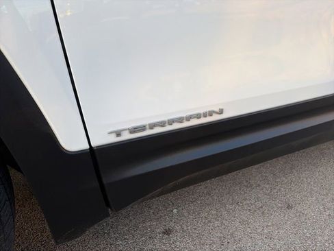 Used 2024 GMC Terrain SLT image 39