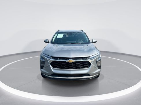 Used 2025 Chevrolet Trax LT w/ LT Convenience Package FWD image 3