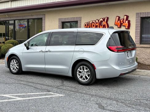 Used 2024 Chrysler Pacifica Touring-L FWD image 5