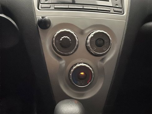Used 2007 Toyota Yaris Base image 13