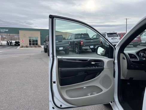 Used 2018 Dodge Grand Caravan SXT image 36