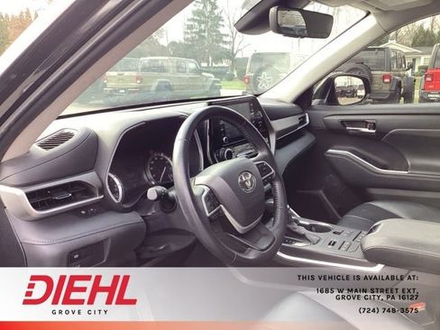 Used 2022 Toyota Highlander XLE image 19