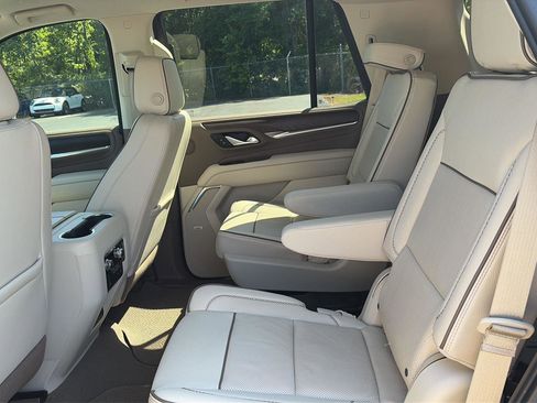 Used 2022 GMC Yukon Denali w/ Advanced Technology Package image 10