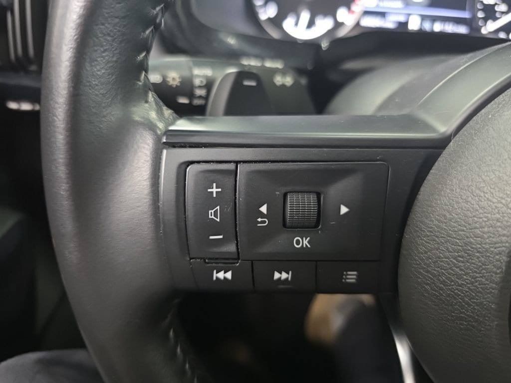Used 2025 Nissan Pathfinder SV FWD image 30