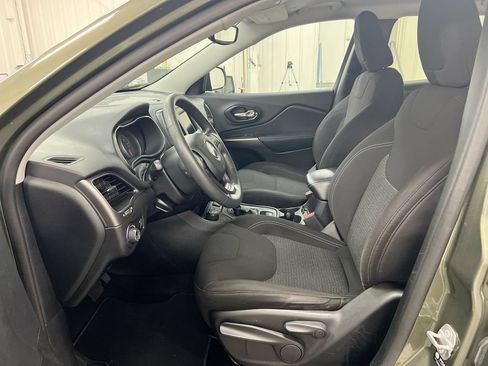 Used 2021 Jeep Cherokee Latitude AWD/4WD image 18