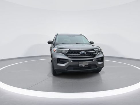 Used 2022 Ford Explorer XLT image 2