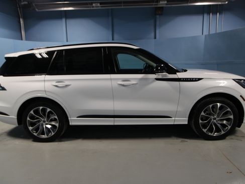 New 2026 Lincoln Aviator AWD w/ Jet Appearance Package image 30