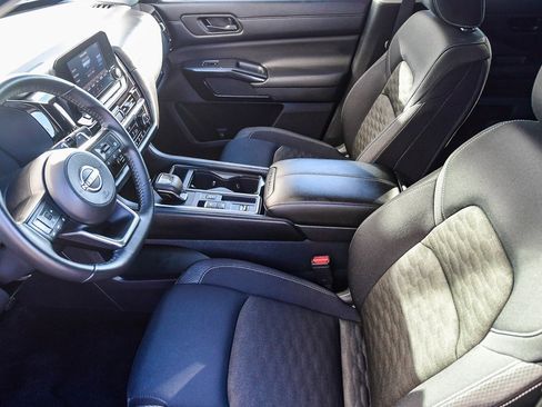 Used 2024 Nissan Pathfinder SV image 17