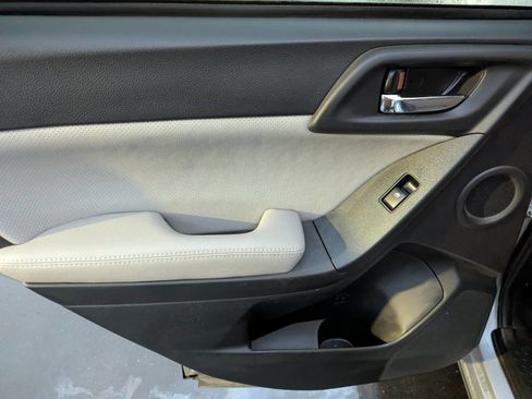 Used 2015 Subaru Forester 2.5i Limited image 9