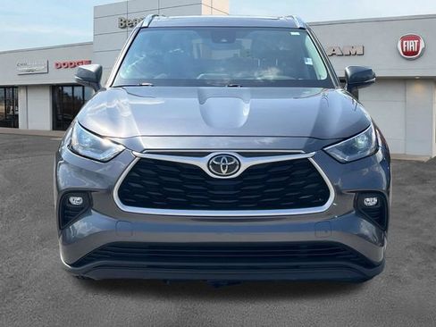 Used 2021 Toyota Highlander XLE AWD/4WD image 2