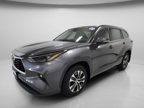 Used 2022 Toyota Highlander XLE image 11