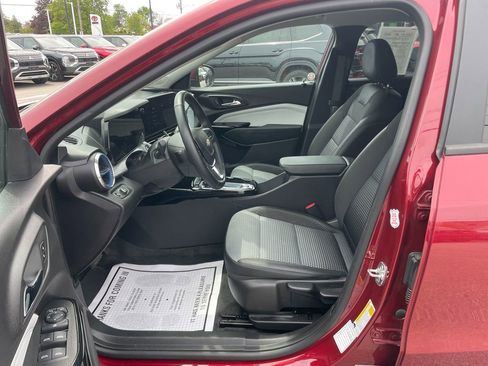 Used 2025 Chevrolet Trax LT w/ LT Convenience Package FWD image 12