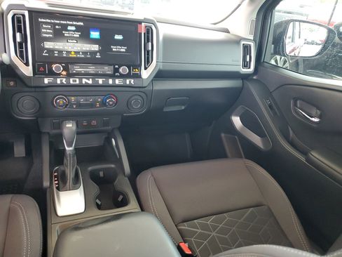 Used 2025 Nissan Frontier SV image 16