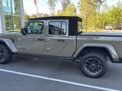 Used 2020 Jeep Gladiator Overland image 4