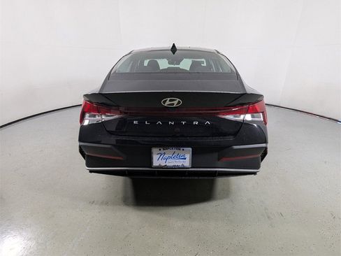 Certified 2025 Hyundai Elantra SE image 6