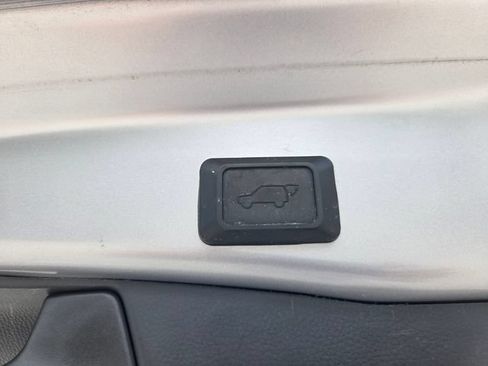 Used 2021 Toyota RAV4 XLE w/ Convenience Package FWD image 10
