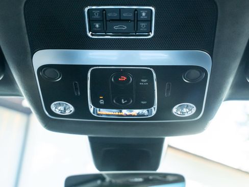 Used 2025 Bentley Flying Spur Plug-In Hybrid AWD/4WD image 38