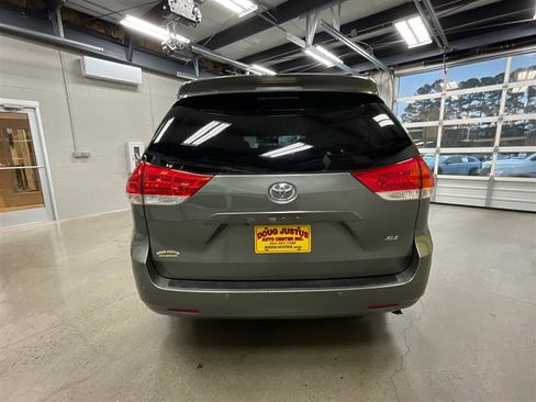 Used 2011 Toyota Sienna XLE w/ Premium Pkg image 4