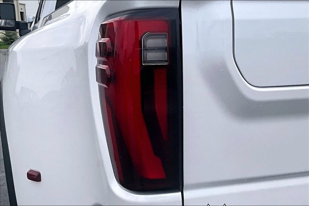 Used 2024 GMC Sierra 3500 Denali w/ Denali Reserve Package AWD/4WD image 31