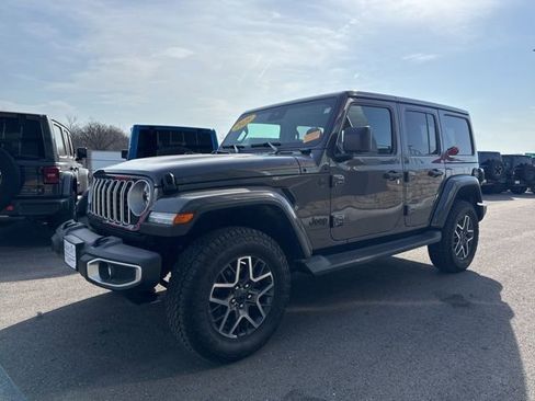 Used 2025 Jeep Wrangler Unlimited Sahara AWD/4WD image 8