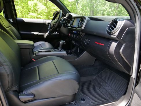 Used 2022 Toyota Tacoma TRD Sport AWD/4WD image 38