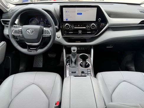 Used 2025 Toyota Highlander Platinum AWD/4WD image 23