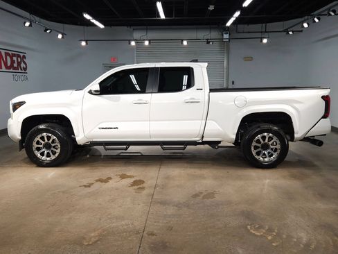 Certified 2025 Toyota Tacoma SR5 AWD/4WD image 4
