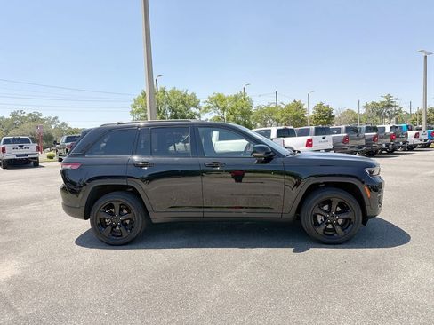 Used 2023 Jeep Grand Cherokee Altitude AWD/4WD image 2