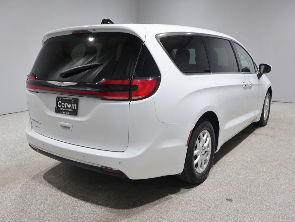 Used 2023 Chrysler Pacifica Touring-L FWD image 2