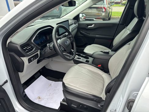 Used 2025 Ford Escape Platinum w/ Premium Technology Package AWD/4WD image 42