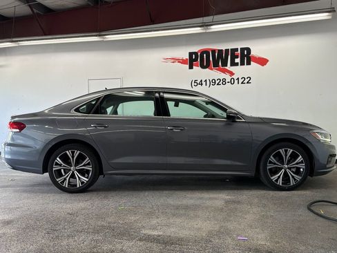 Used 2021 Volkswagen Passat 2.0T SE FWD image 2