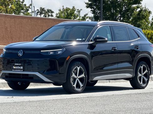 New 2025 Volkswagen Tiguan SE image 8