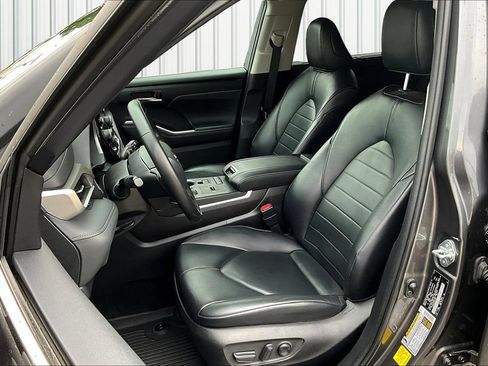 Used 2022 Toyota Highlander XLE AWD/4WD image 25