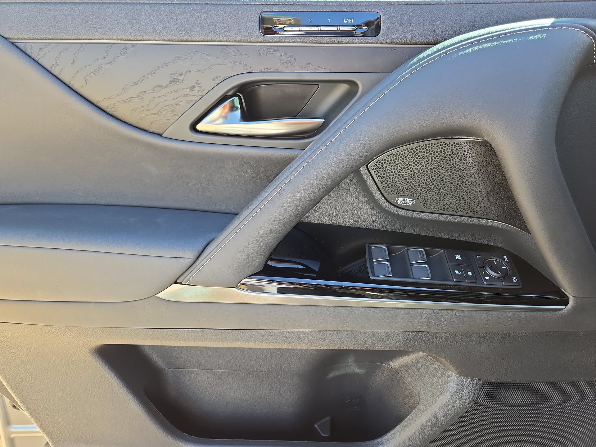 Used 2024 Lexus LX 600 4WD w/ Luxury Package image 15