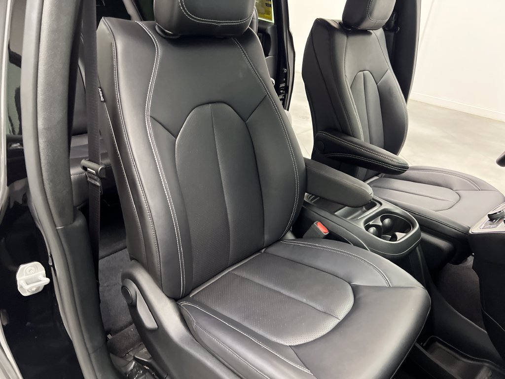 Used 2027 Chrysler Pacifica Select FWD image 37
