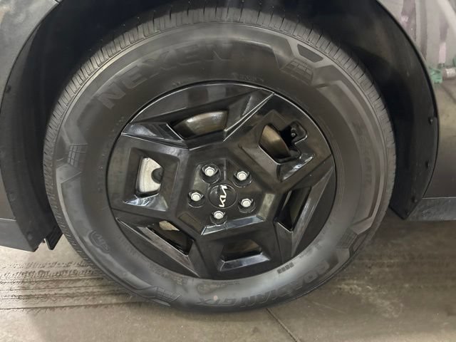 Used 2025 Kia Carnival FWD image 7