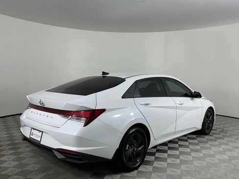 Used 2022 Hyundai Elantra SEL w/ Convenience Package FWD image 5