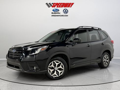 Used 2023 Subaru Forester Premium image 3