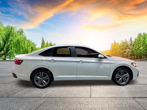 Certified 2024 Volkswagen Jetta SE image 3