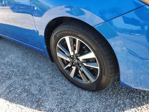Certified 2021 Nissan Versa SV FWD image 3