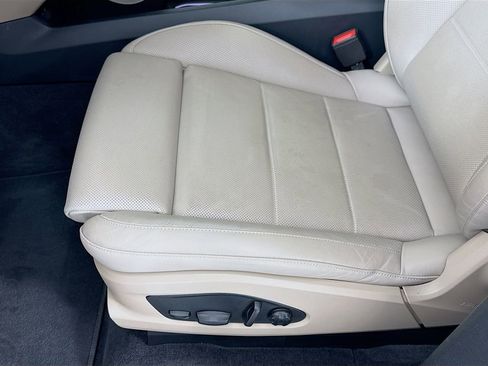 Certified 2025 Porsche Macan Electric image 13